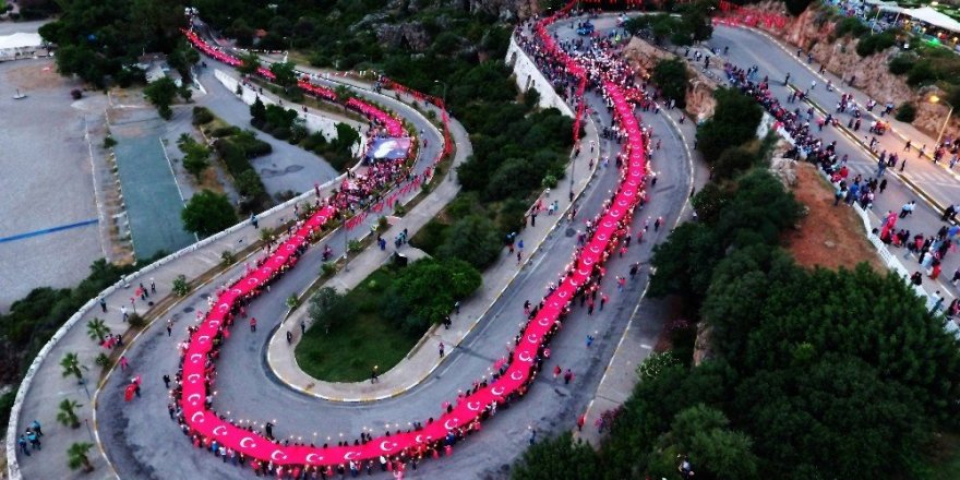 Konyaaltı varyantı 400 metrelik Türk bayrağıyla kaplandı
