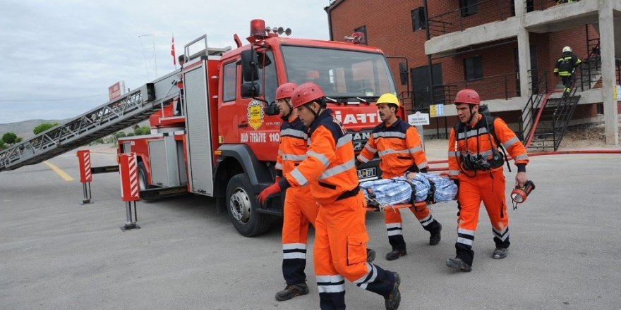 İtfaiyeciler mesleki yeterliliklerini tatbik etti