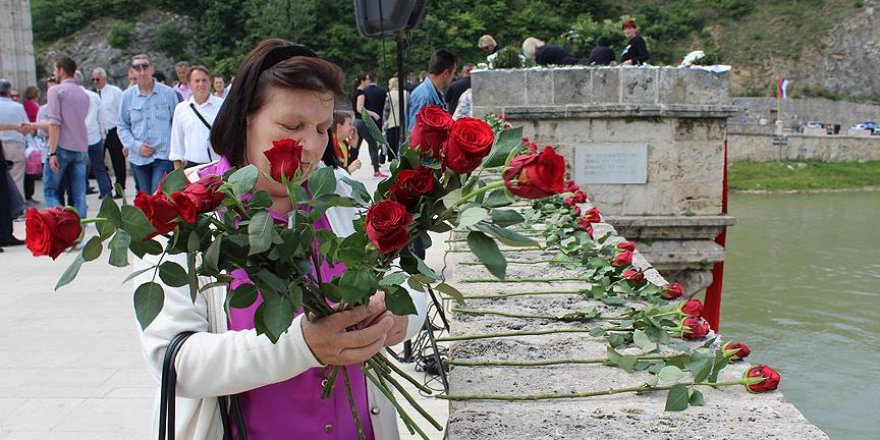 Bosna Savaşı'nın kurbanları 3 bin gülle anıldı