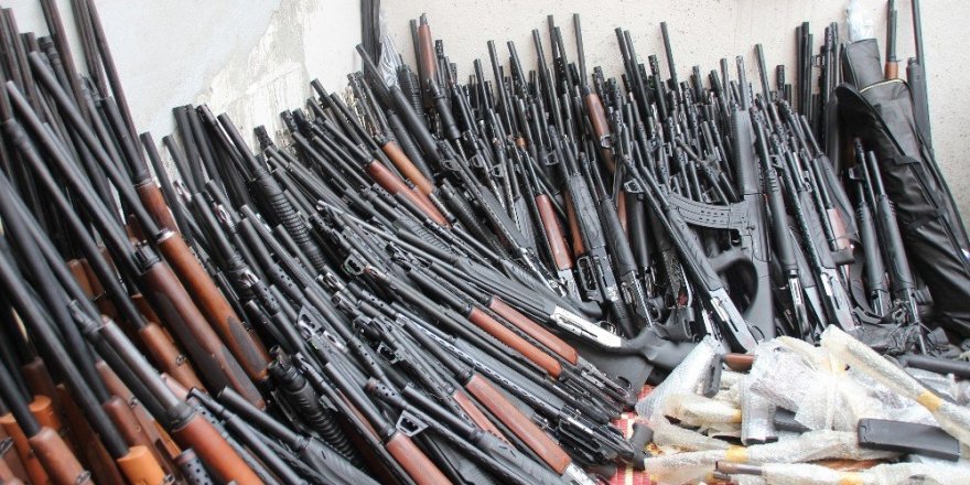 Polis ekipleri 1 kamyon dolusu silah yakaladı