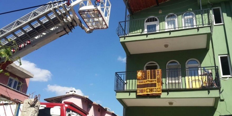 İki kız kardeş evde yemek yaparken yangın çıktı