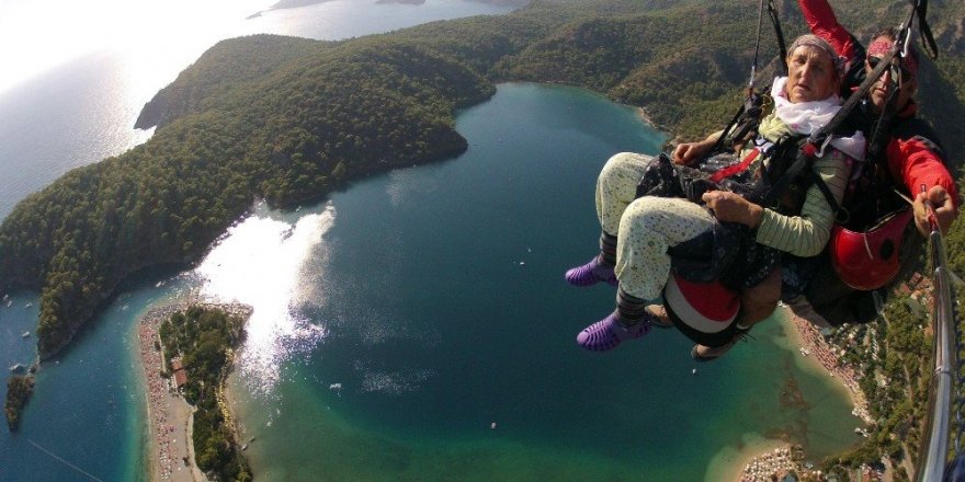 87 yaşında paraşütle atlayan Halime nine fenomen oldu