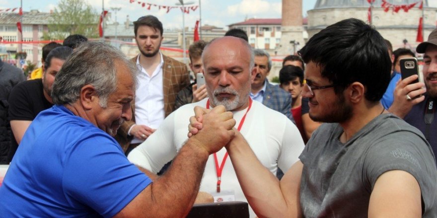 Bileğine güvenenler kıyasıya karıştı