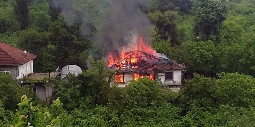 80 yaşındaki çiftin yaşadığı ev alevlere teslim oldu