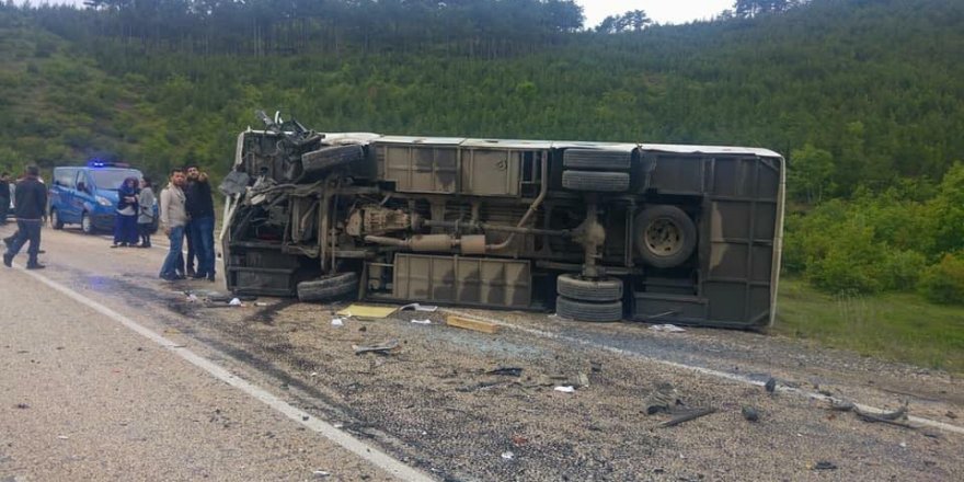 Bursa’da midibüs ile otomobil çarpıştı: Ölü ve yaralılar var