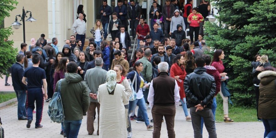 Öğrenciler içeride veliler dışarıda ter döktü