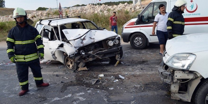 Didim’de araçlar kafa kafaya çarpıştı