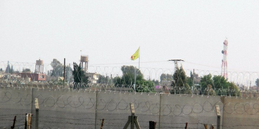 Rüzgar PYD’nin paçavrasını yerinden söktü