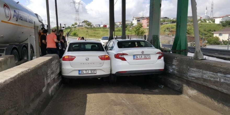 İnatçı sürücüler aynı anda geçmek isteyince gişelerde sıkıştılar