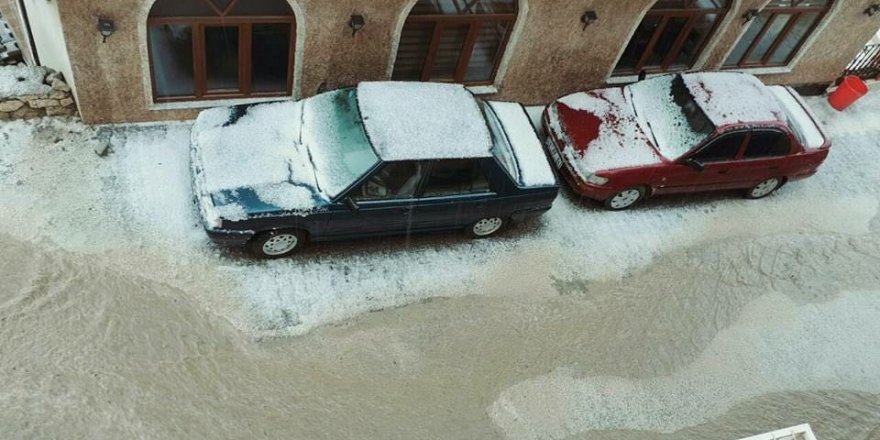 Dolu yağışı ilçeyi beyaza bürüdü