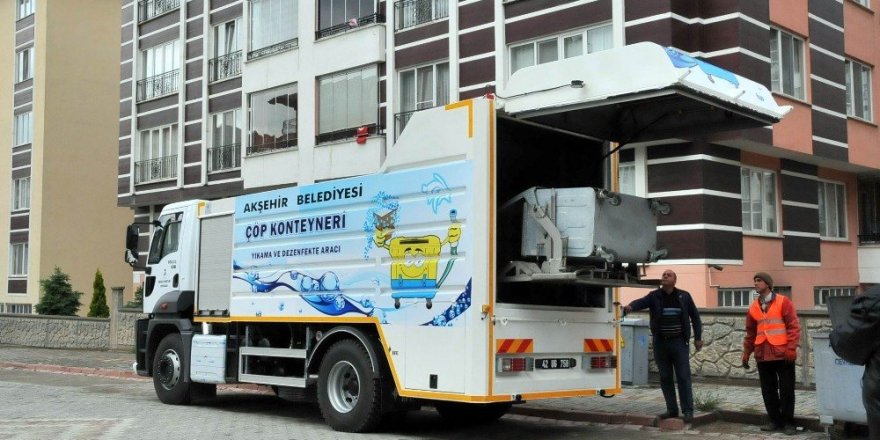 Akşehir Belediyesinden çöp konteyneri yıkama ve dezenfekte aracı