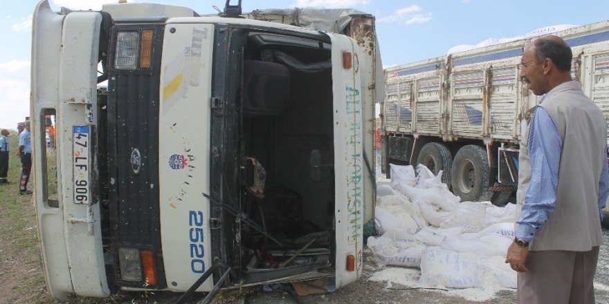 Mardin’de un yüklü kamyon devrildi