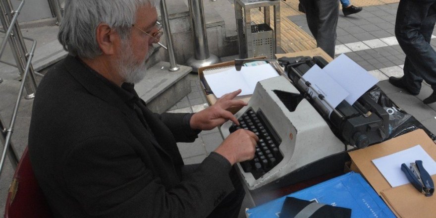 Postane önünde 42 yıldır daktilosunun sesleri hiç susmuyor