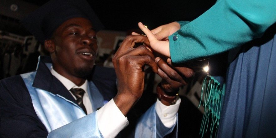 Afrikalı Mohammed hem diplomasına hem de sevdiğine kavuştu