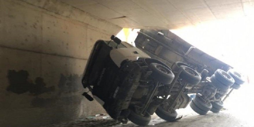 Damperi açık unutulan kamyon alt geçide takıldı
