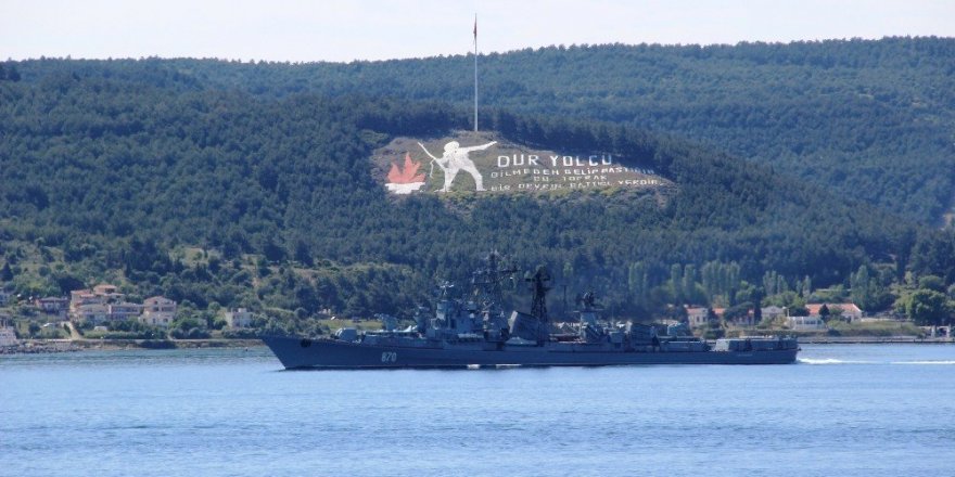 Rus donanmasına ait gemi Çanakkale Boğazı’ndan geçti
