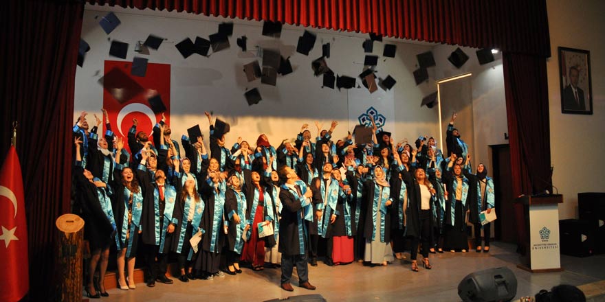 NEÜ ilk mezunlarını törenle uğurladı