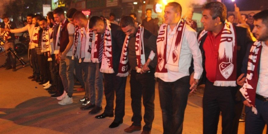 Taraftarlardan davullu klarnetli sahur halayı