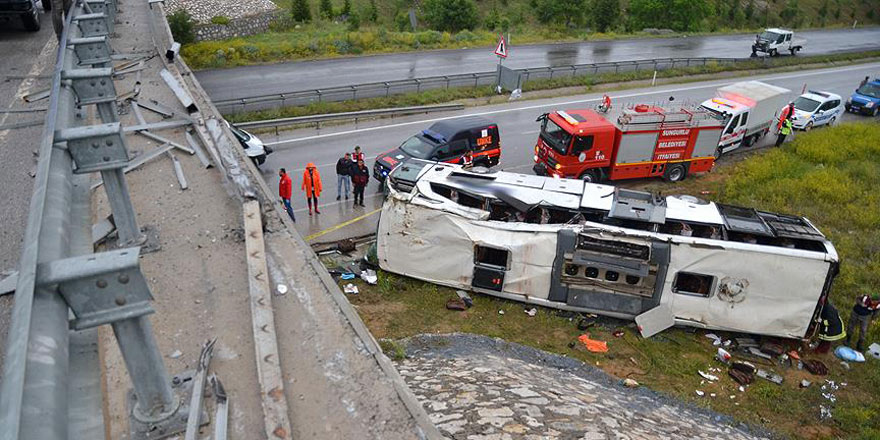 Yolcu otobüsü üst geçitten düştü: 48 yaralı