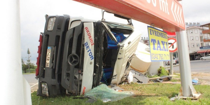 Virajı alamayan beton mikseri devrildi: 1 yaralı