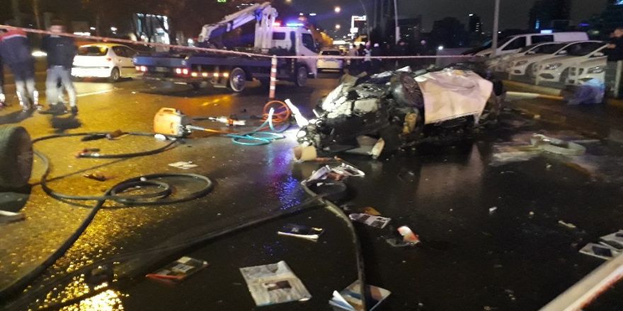 Alev alan otomobilde sıkışan sürücü hayatını kaybetti