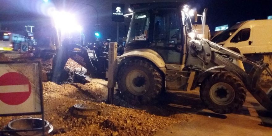 Bursa’da su borusu patladı, trafikte sürücüler zor anlar yaşadı