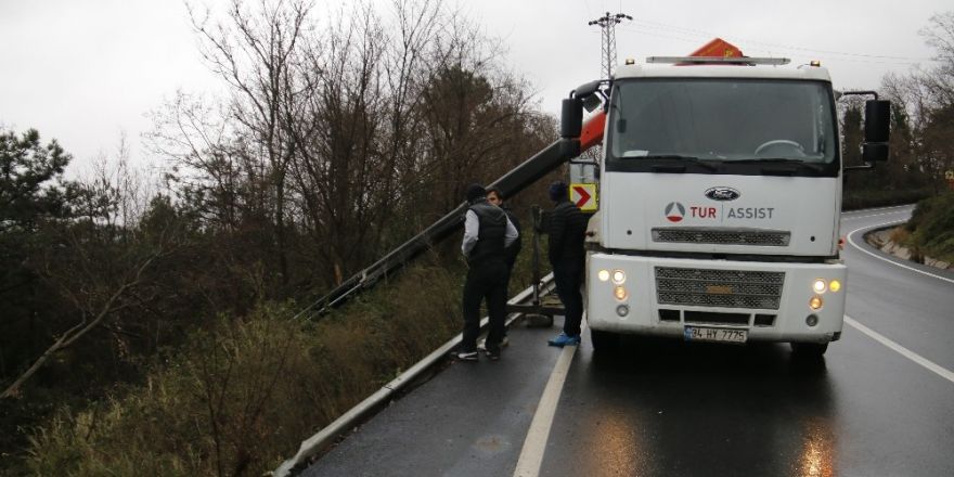 Uçuruma yuvarlanan arabadan burunları bile kanamadan çıktılar