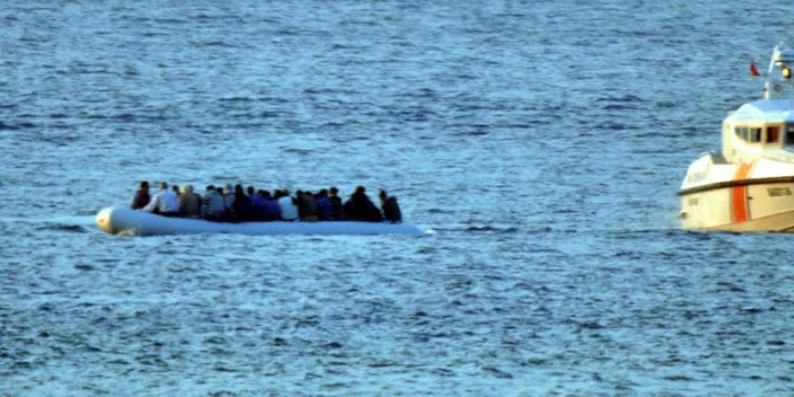 Edirne'de kaçakların botu devrildi, 10 kayıp