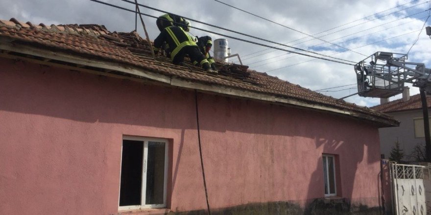 Kulu’da müstakil evde çatı yangını