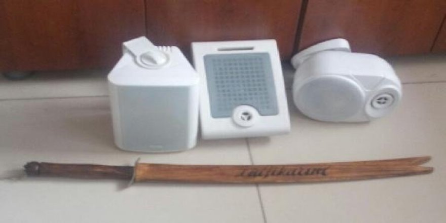Camiye giren hırsızlar hoparlörü çaldı