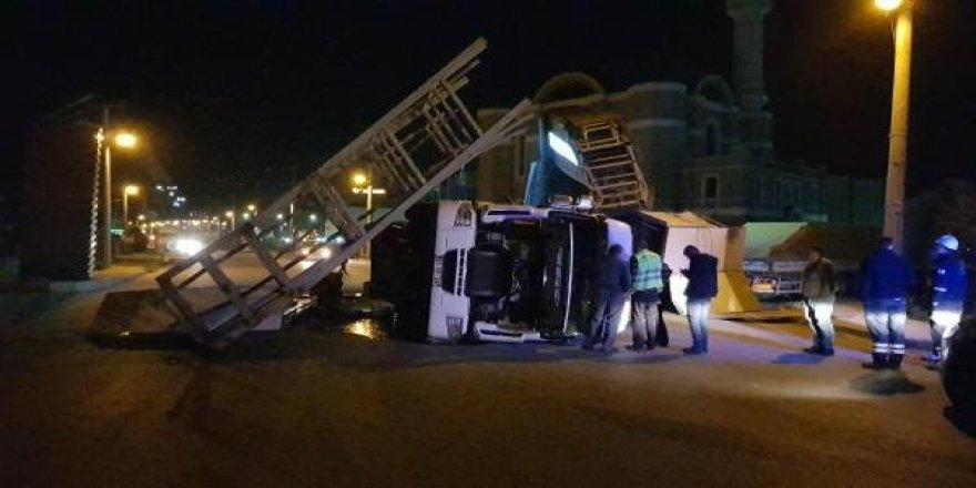 Damperi açık unutulan kamyon tabelaya çarptı