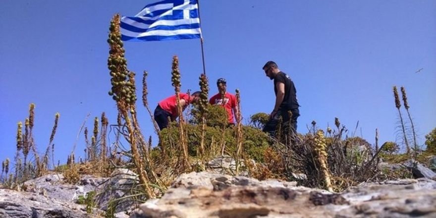 Bayrak indirildi
