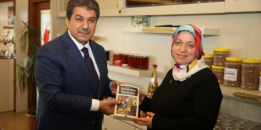 Kitap okuyan annelere ödül