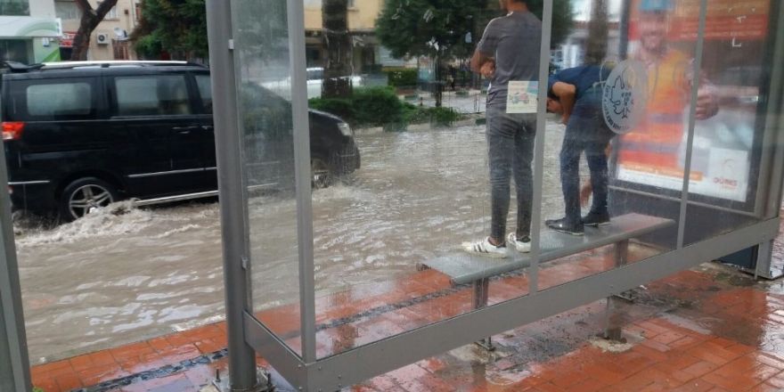 Saruhanlı’da 20 dakika süren yağmur hayatı felç etti