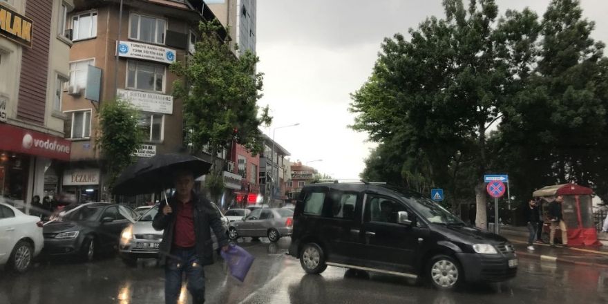 Afyonkarahisar’da etkili olan sağanak yağış hayatı olumsuz etkiledi