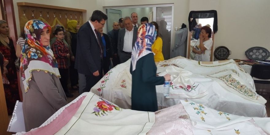 Devrek’te açılan yılsonu karma sergi büyük ilgi gördü
