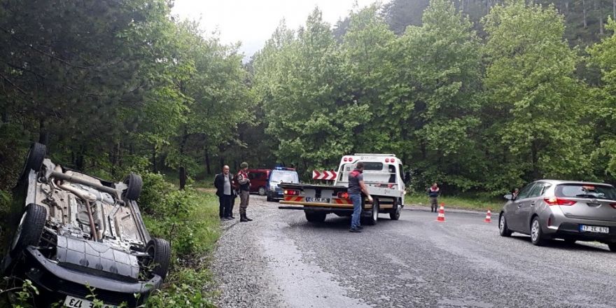 Lastiği patlayan araç mıcırlı yolda ters döndü