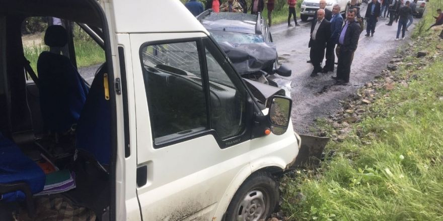 Şırnak’ın Beytüşşebap ilçesi Ayvalık köyü mevkisinde öğrenci servisi ile otomobilin çarpışması sonucu 1’i ağır 8 kişi yaralandı. Bölgeye çok sayıda ambulans sevk edildi.