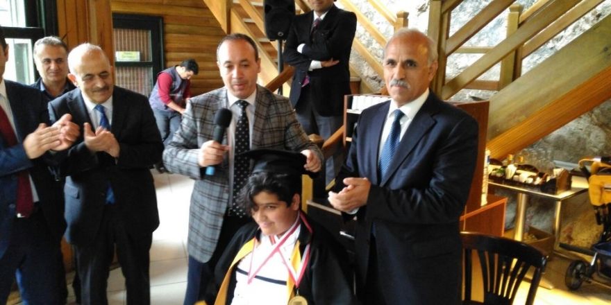 Engelli öğrencilerin mezuniyet mutluluğu