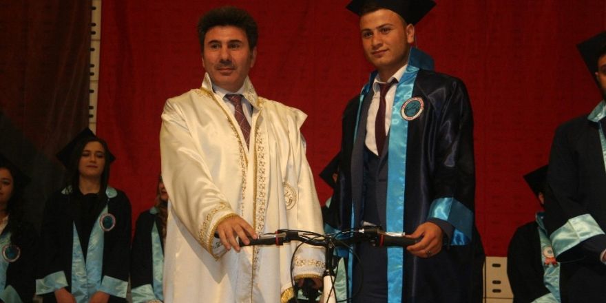 7 Aralık Üniversitesinden 2 bin kişi mezun oldu