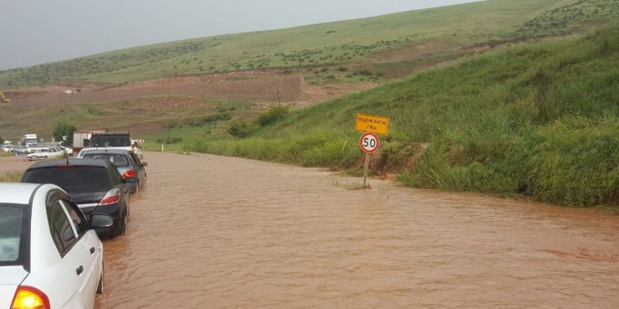 Siirt’te sağanak yağış hayatı olumsuz etkiledi