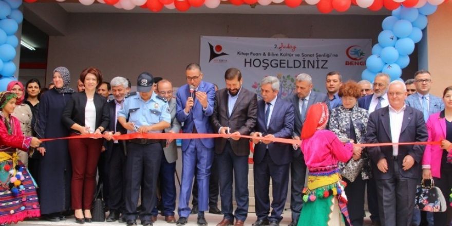 Sındırgı kitap ve bilim fuarı başladı