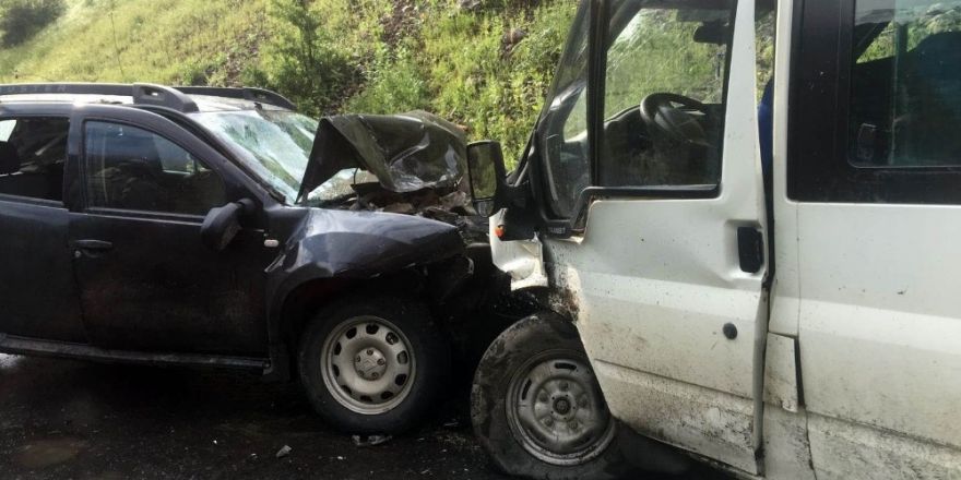 Şırnak’ta öğrenci servisi ile otomobil çarpıştı: 1’i ağır 8 yaralı