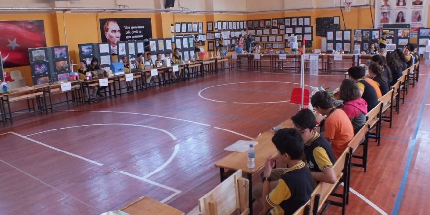 Milas’ta öğrencilerden sergi, velilerden kermes