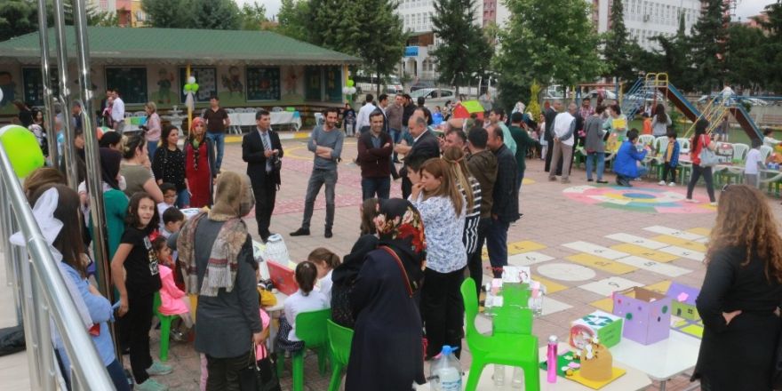 Minik öğrencilerden atık malzemelerle defile