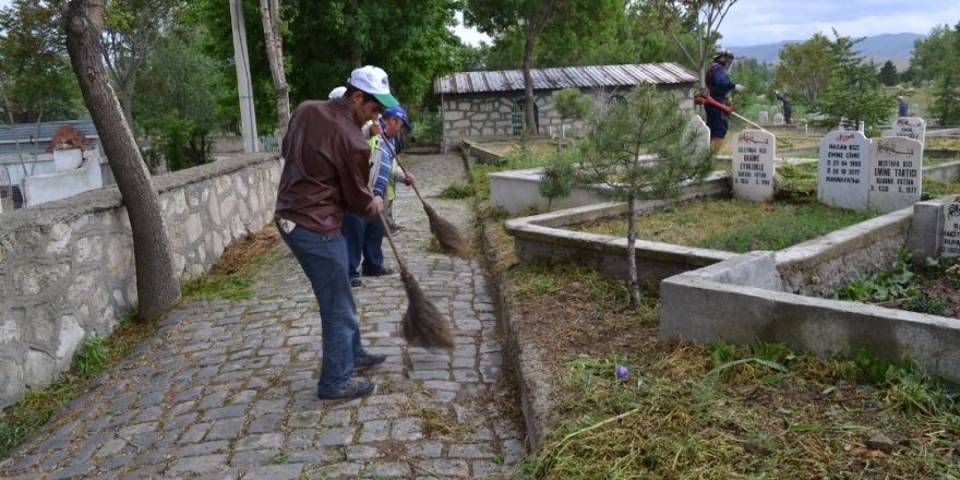 Şuhut Asri Mezarlıkta Ramazan ayı hazırlıkları devam ediyor