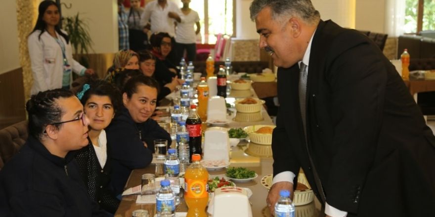 Başkan Özgüven Rehabilitasyon Merkezi sakinleriyle bir araya geldi