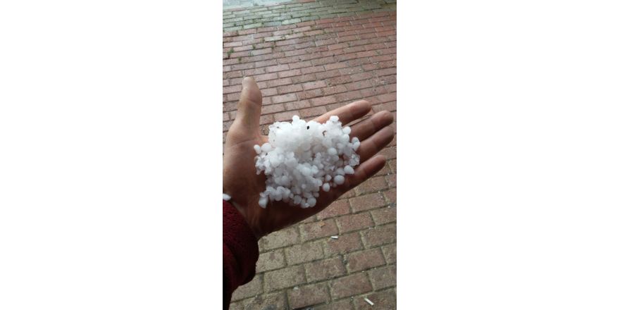 Gelendost’ta fındık büyüklüğünde dolu yağışı