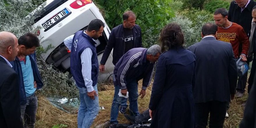 Kahta’da otomobil şarampole yuvarlandı: 3 Yaralı