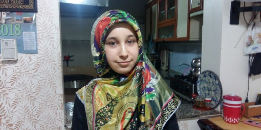 Erkekler baktı, genç kız dumanların arasına daldı